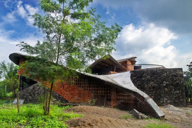 Nhà gạch uốn lượn của i.STUDIO Architecture