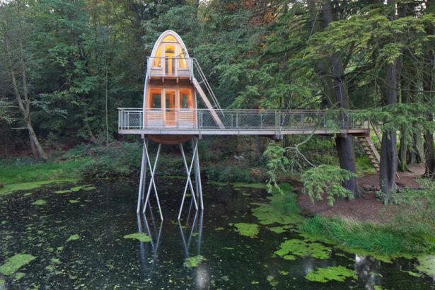 Nhà thủy tạ trên đầm nước Treehouse Solling của Baumraum