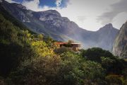 Nhà Narigua trên sườn núi Bắc Mexico của P và 0 Architecture