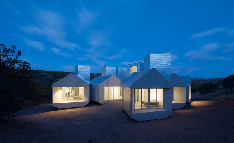 Nhà cụm giữa hoang mạc của MOS Architects