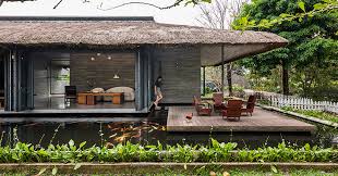 Nhà lợp mái tranh bên hồ nước êm đềm (Việt Nam)